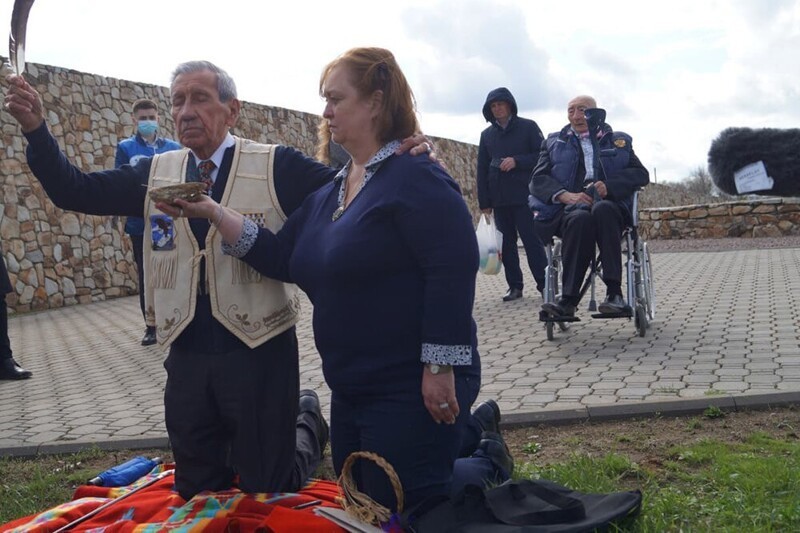 Ветеран из США провёл индейский ритуал на воинском кладбище под Волгоградом
