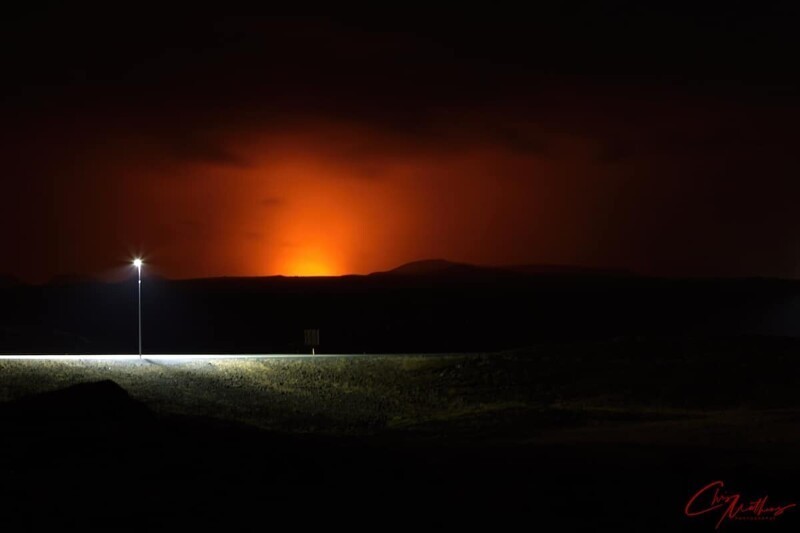 Фотограф снял извержение вулкана на фоне северного сияния