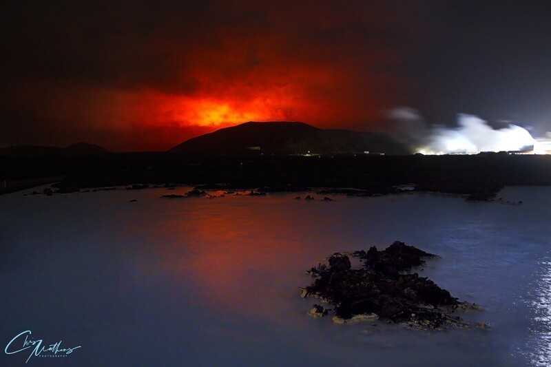Фотограф снял извержение вулкана на фоне северного сияния