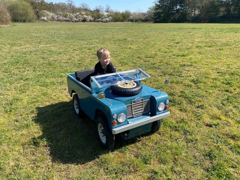Папа сделал миниатюрную версию семейного Land Rover для четырехлетнего сына