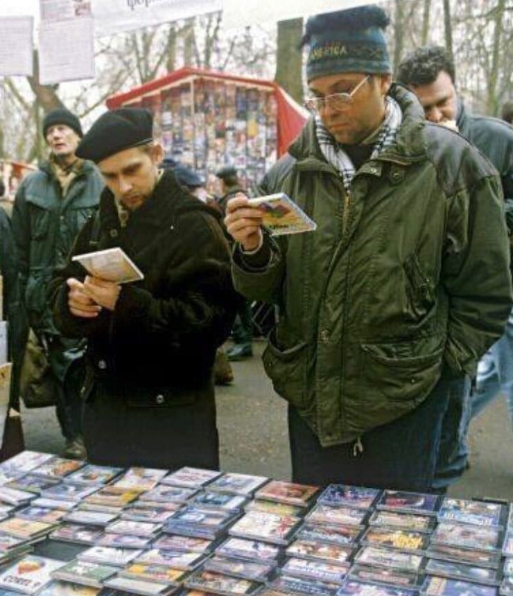 8. Покупка "почти лицензионных" дисков на "Горбушке". Москва, 1999 год