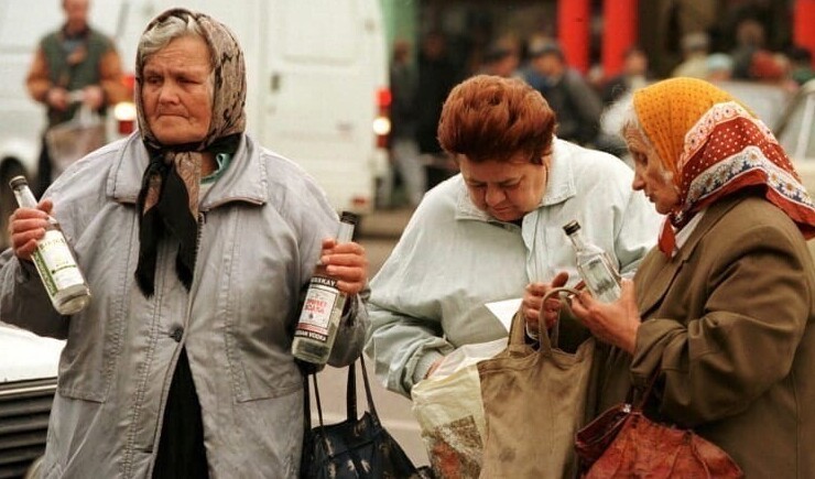 9. Бабушки продают очень дешевую водку. Москва, 1998 год