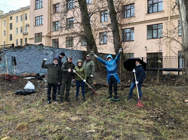 В Петроградском районе провели масштабную уборку в День