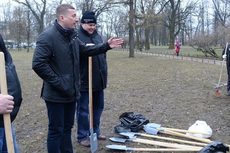 В Петроградском районе провели масштабную уборку в День благоустройства
