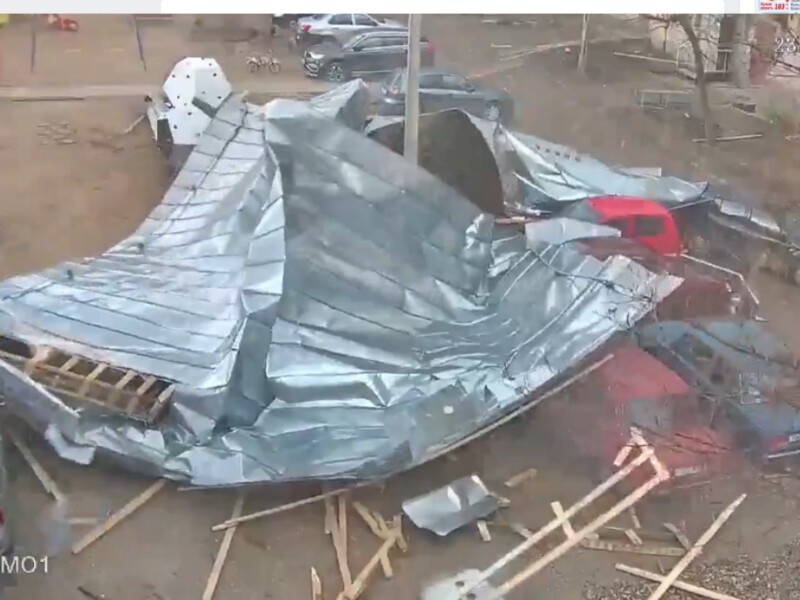 В пгт Шексна (Вологодская область) ветром сорвало крышу с пятиэтажного дома