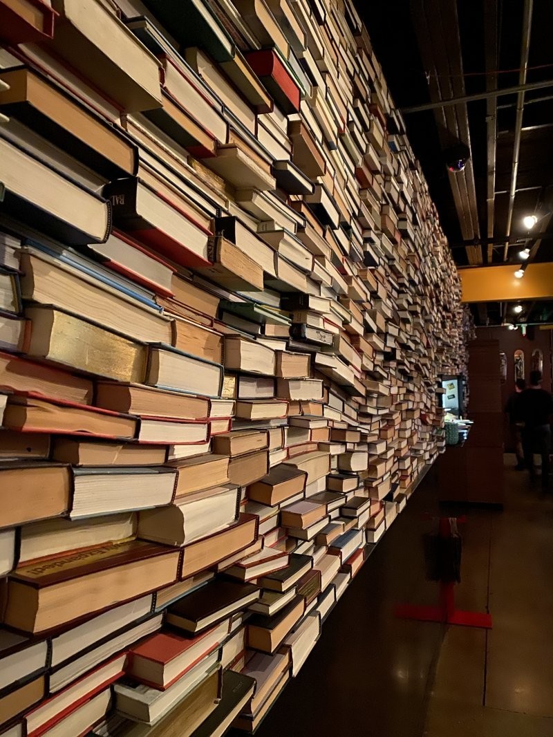 Стена в общественном заведении, сделанная полностью из книг
