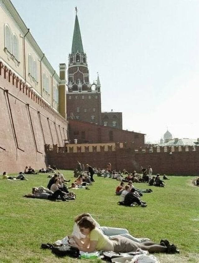 Москвичи отдыхают под стенами Кремля, 1999 год.