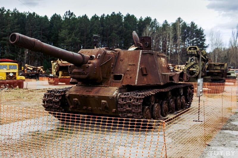 Главный экспонат музея техники — самоходная артиллерийская установка СУ-152