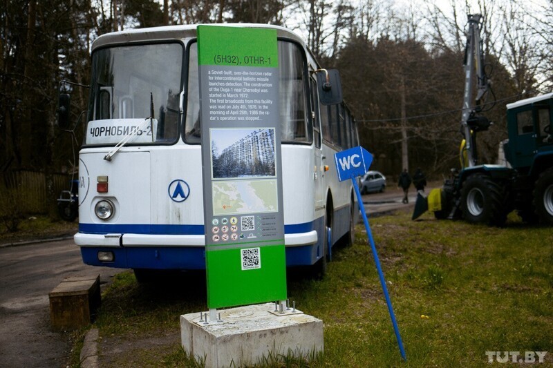 На подъезде к туристическим объектам устанавливают стенды, а также реконструированные советские автобусы