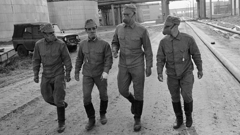 Члены одного из подразделений, занимающегося дезактивизацией территории атомной станции, май 1986 года