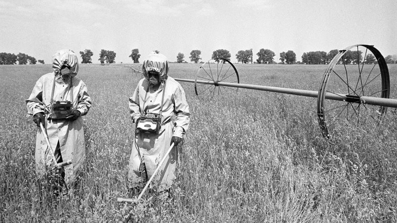 Дозиметристы проводят контроль радиации на полях в районе аварии, июнь 1986 года