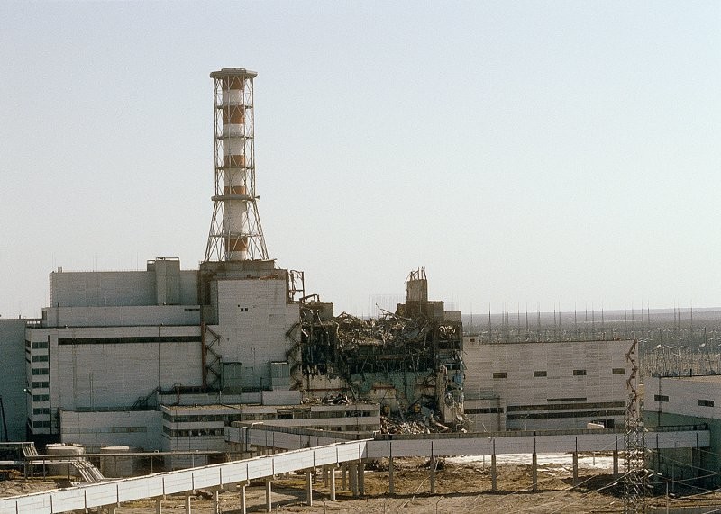 Вид на АЭС со стороны четвертого реактора, апрель 1986 года