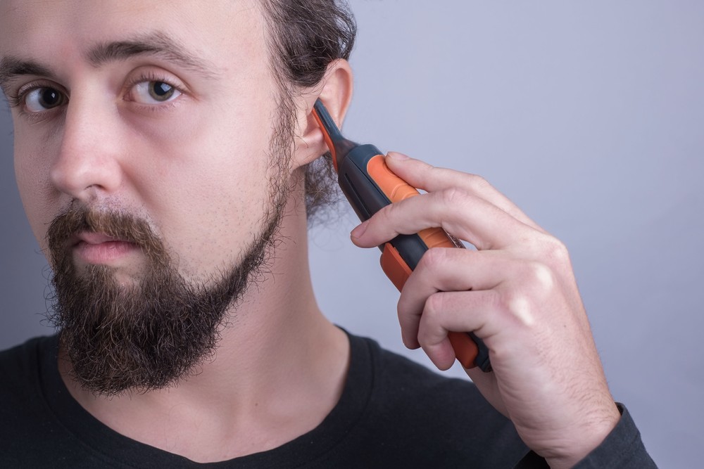 Почему растут волосы на ушах у мужчин