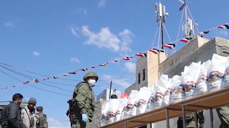 Российские военные провели гуманитарную акцию в сирийском городе Эль-Камышлы