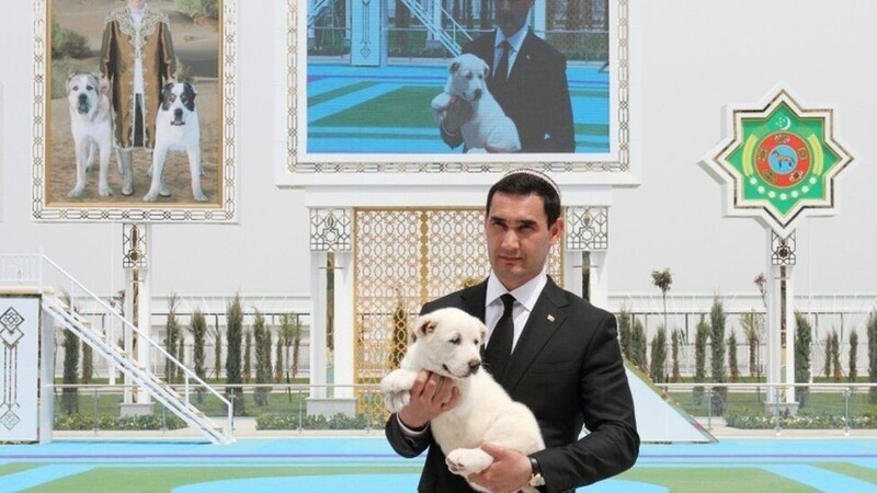 Сын президента Туркмении, вице-премьер Сердар Бердымухамедов, с щенком алабая