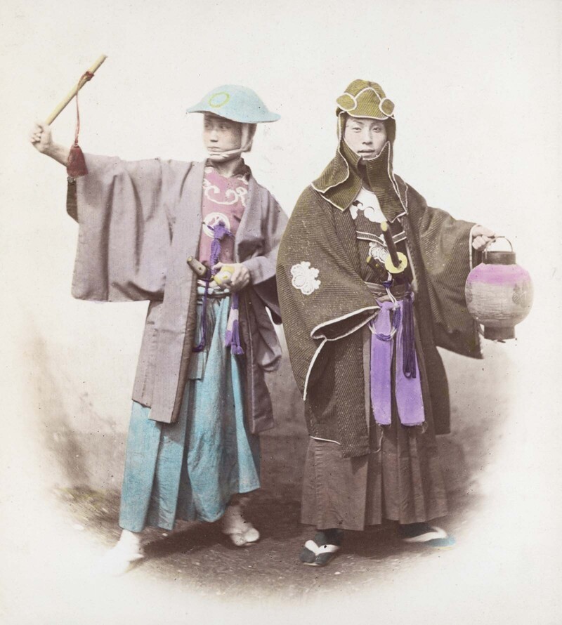 Два самурая в костюмах пожарных. 1865 г.