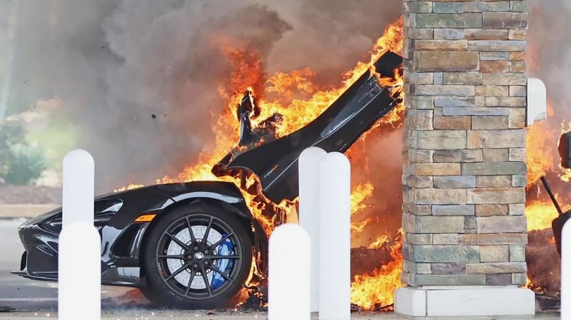 Новенький McLaren сгорел дотла на заправке сразу после того, как владелец купил его