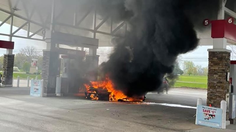 Новенький McLaren сгорел дотла на заправке сразу после того, как владелец купил его