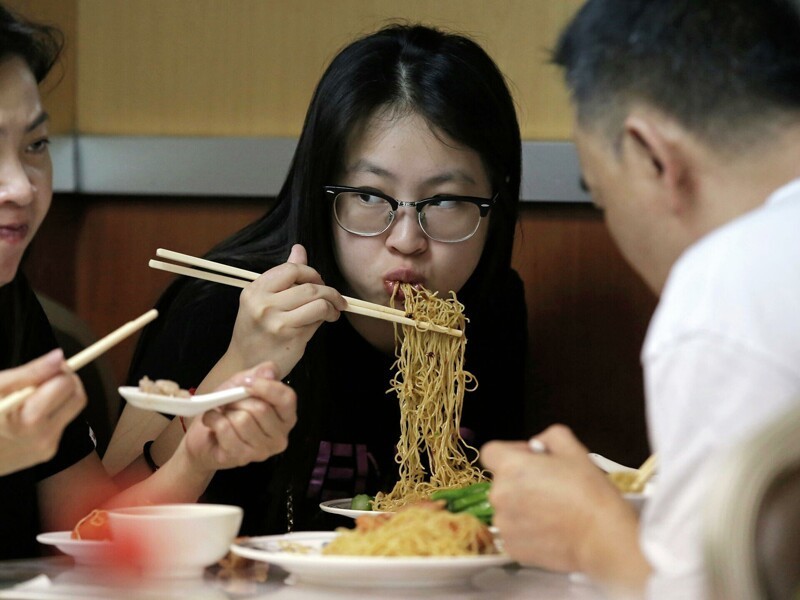 "Общество чистых тарелок": китайцев обяжут есть экономно