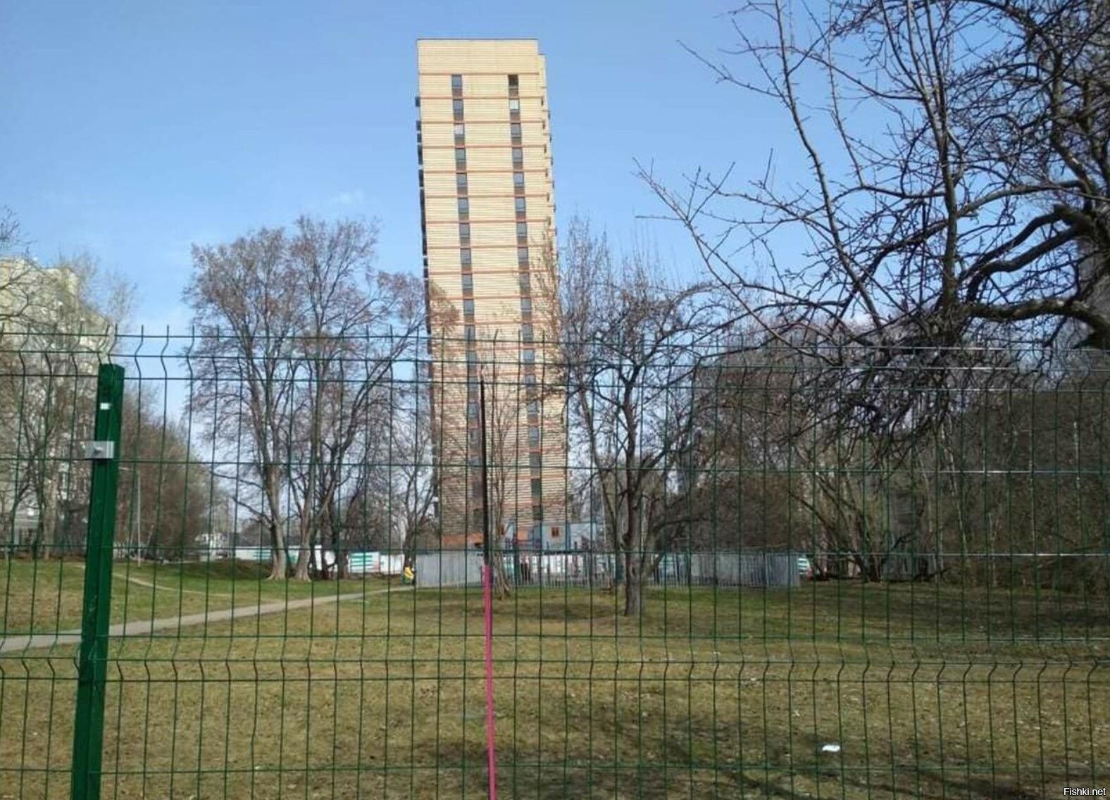 Дом в зюзино. Пизанская башня в Зюзино. Дом в Зюзино накренился. Пизанская башня улица Каховка. Дом по реновации в Зюзино накренился.