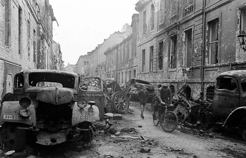 Неизвестные фотографии бункера Гитлера, сделанные в апреле 1945-го