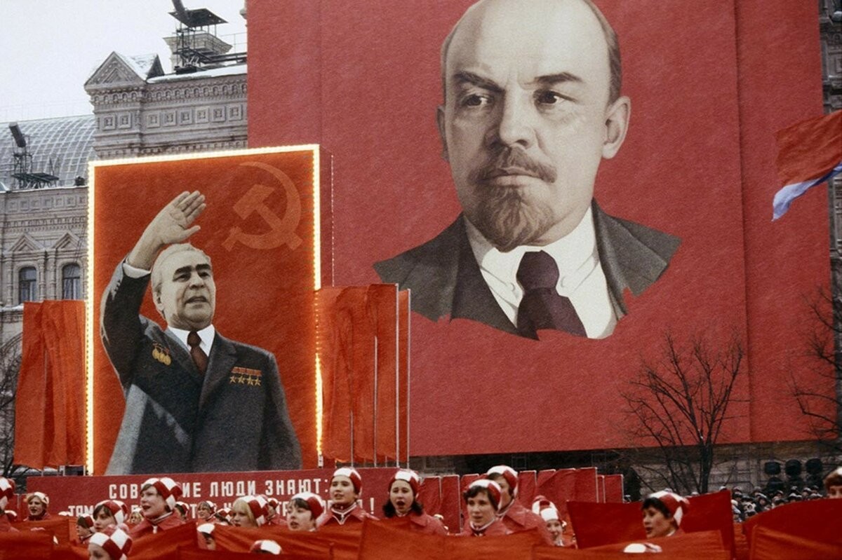 Портреты Леонида Брежнева и Владимира Ленина на Первомае, 1981