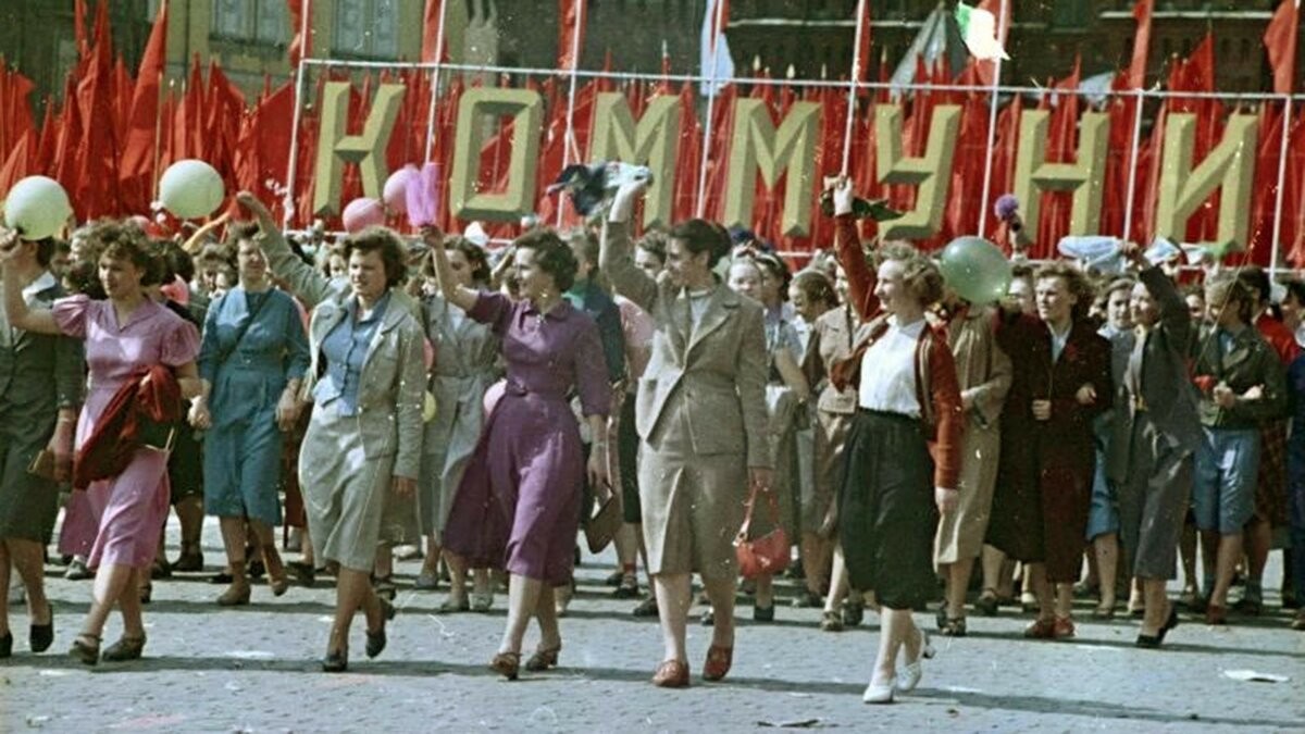 Девушки в рядах демонстрантов, 1950-е