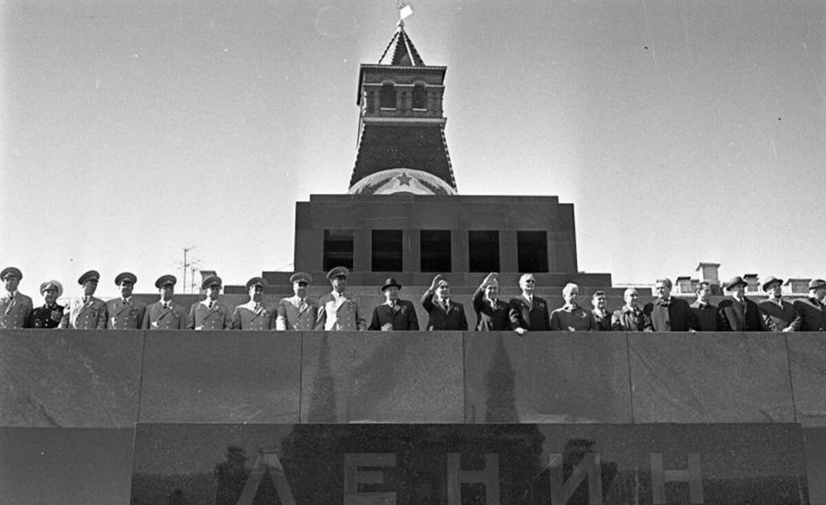 Советское руководство и военачальники на трибуне Мавзолея, 1975