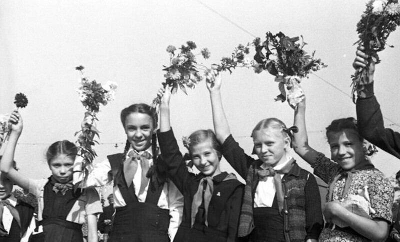 На первомайском празднике, 1947
