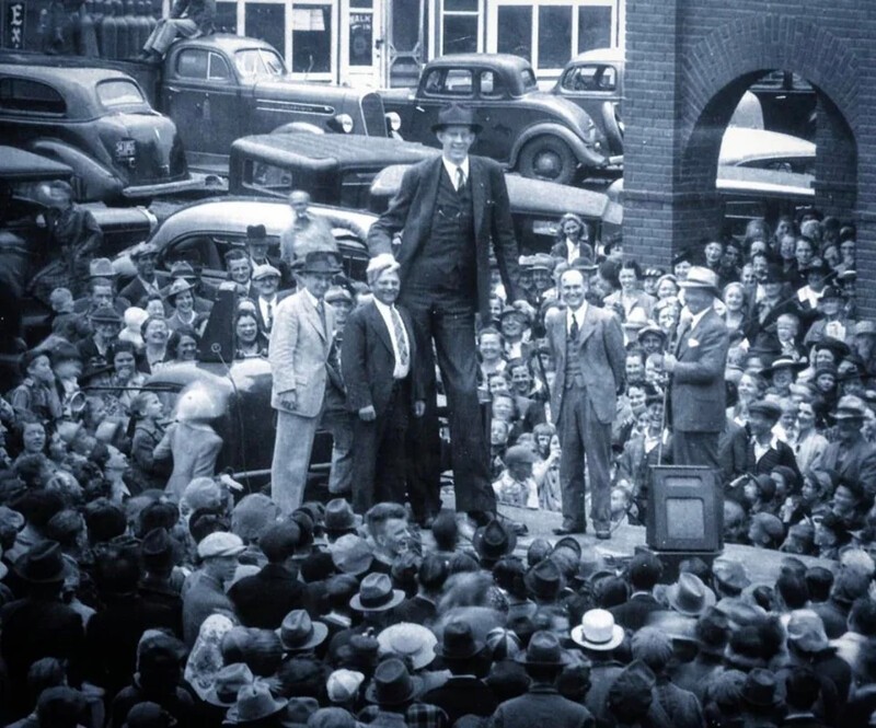 Роберт Уодлоу, самый высокий человек в своем родном городе Альтон, штат Иллинойс, 1939 год