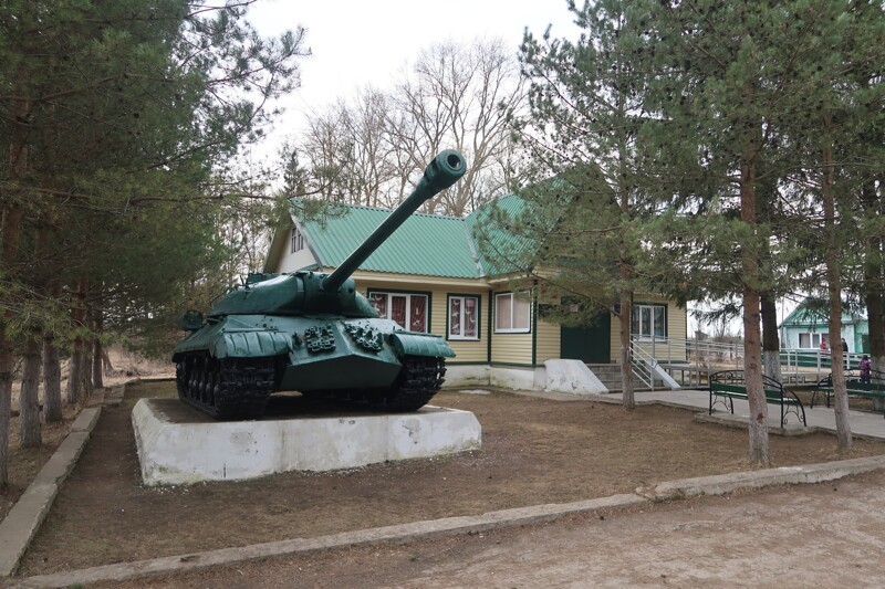 В деревне есть крупное воинское захоронение и небольшой музей воинской славы