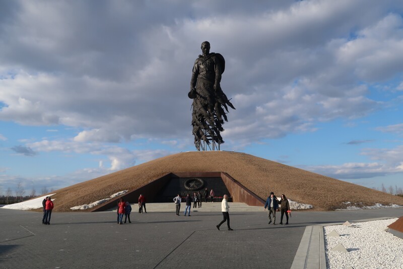 Монумент Советскому солдату открытый в 2020 году