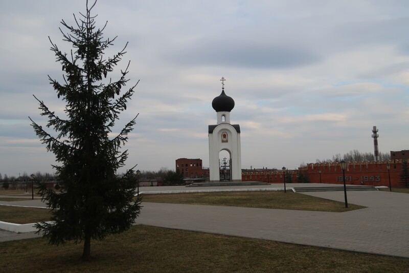 Прямо через дорогу от немецкого кладбища находится советское