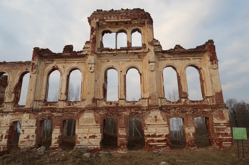 Недалеко отсюда расположены руины усадьбы Знаменское , во время войны в нее попала бомба
