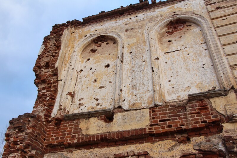 На сохранившихся остатках здания до сих пор видны следы от пуль и снарядов.