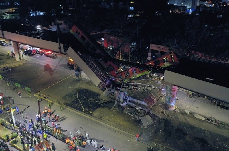 В Мехико метромост рухнул вместе с вагонами метро на машины