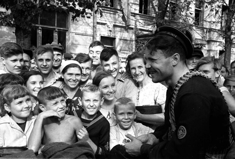 1943. В освобожденном Таганроге