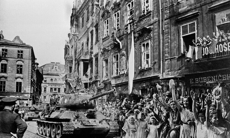 1945. Жители Праги приветствуют советских солдат