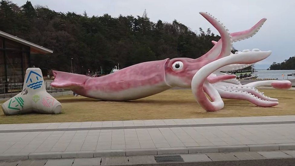 Чиновники японского городка Ното потратили выплаты за COVID-19 на статую гигантского кальмара