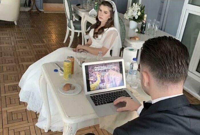 20. Жених играет в компьютерную игру на собственной свадьбе. Ну а чего время-то терять?