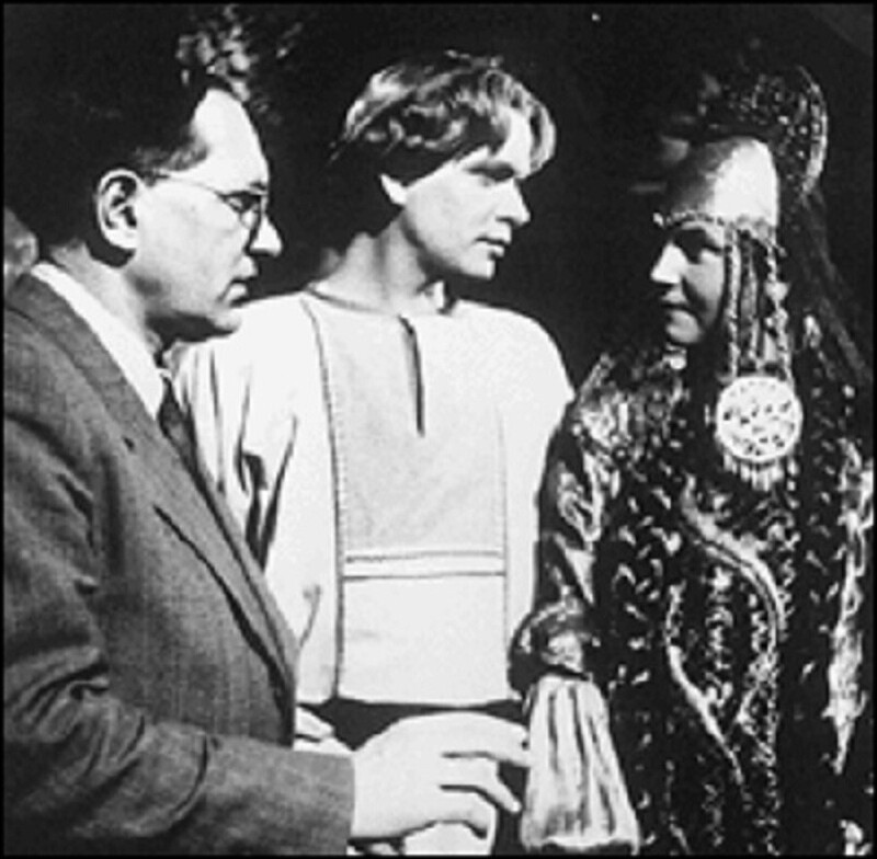 Сказочные костюмы Ольги Кручининой в фильме "Каменный цветок" (1946)