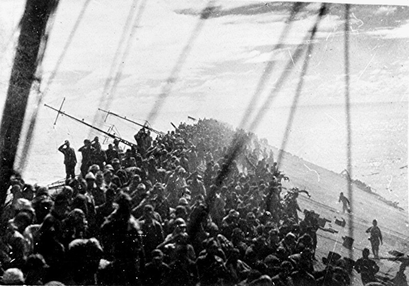 На фото - тонущий японский авианосец "Дзуйкаку", подбитый в 1944 году в водах Филиппинского моря.