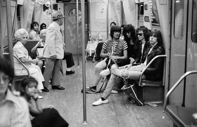Ramones в Нью-Йоркском метро. 1975 год.