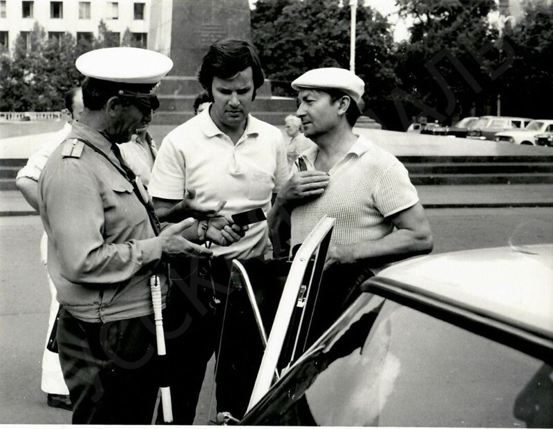 Сотрудник ГАИ о чем-то беседует с актером Георгием Вициным, Москва, 1970-е годы.