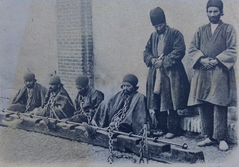 Колодники и палач с ножом Автор фото Антон Васильевич Севрюгин. Иран. 1900-е