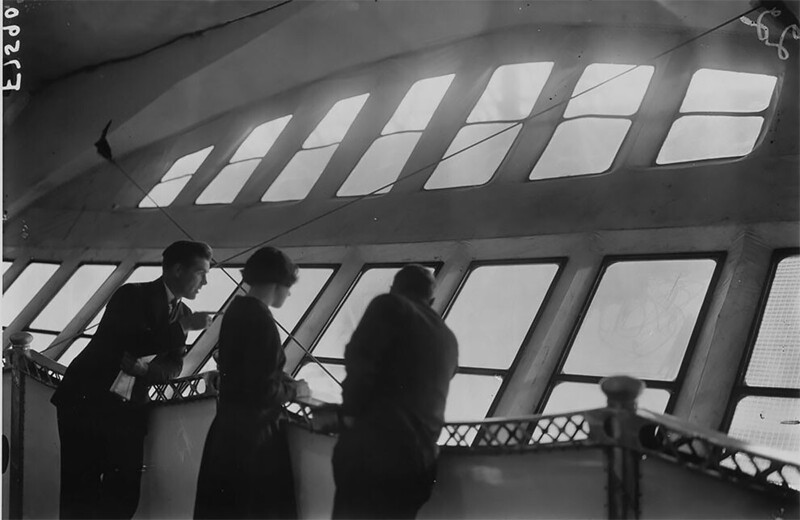 Пассажиры любуются видом с веранды палубы Р-100. 1929 г.