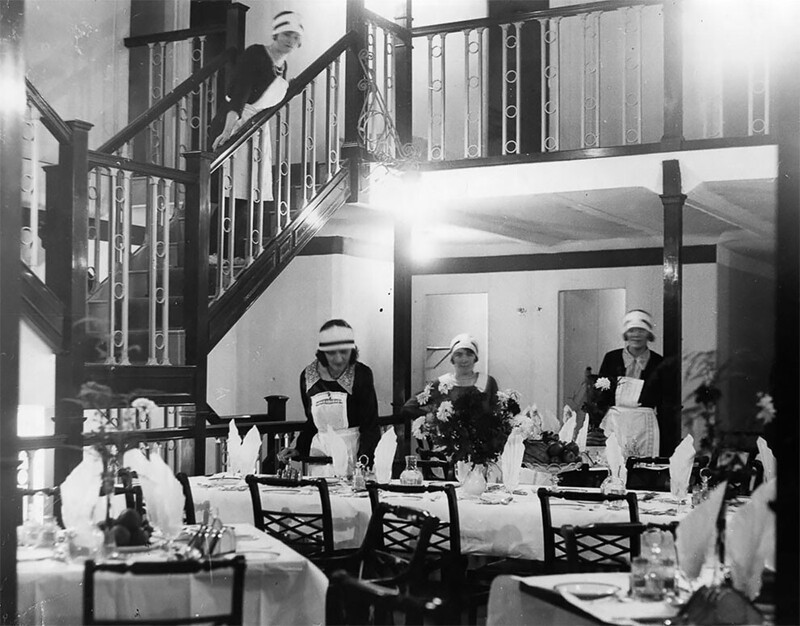 Горничные расставляют столы в гостиной. 1929 г.