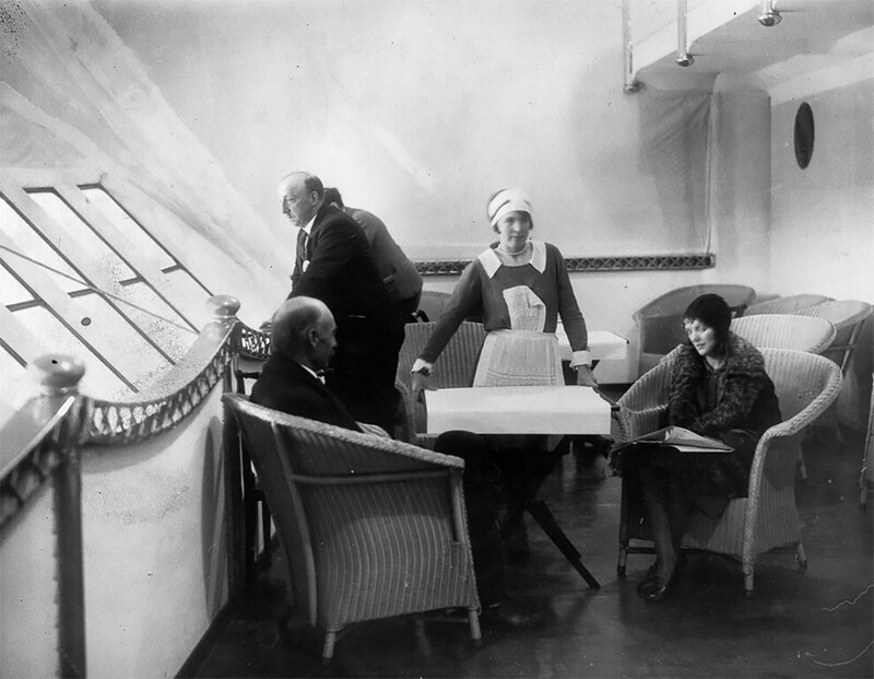 Горничная накрывает обеденный стол в гостиной. 1929 г.