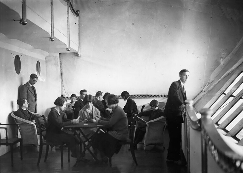Пассажиры проводят время в гостиной R-100. 1929 г.