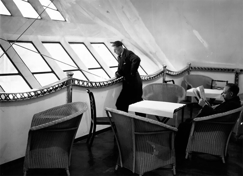 Пассажир смотрит в панорамные окна Р-100